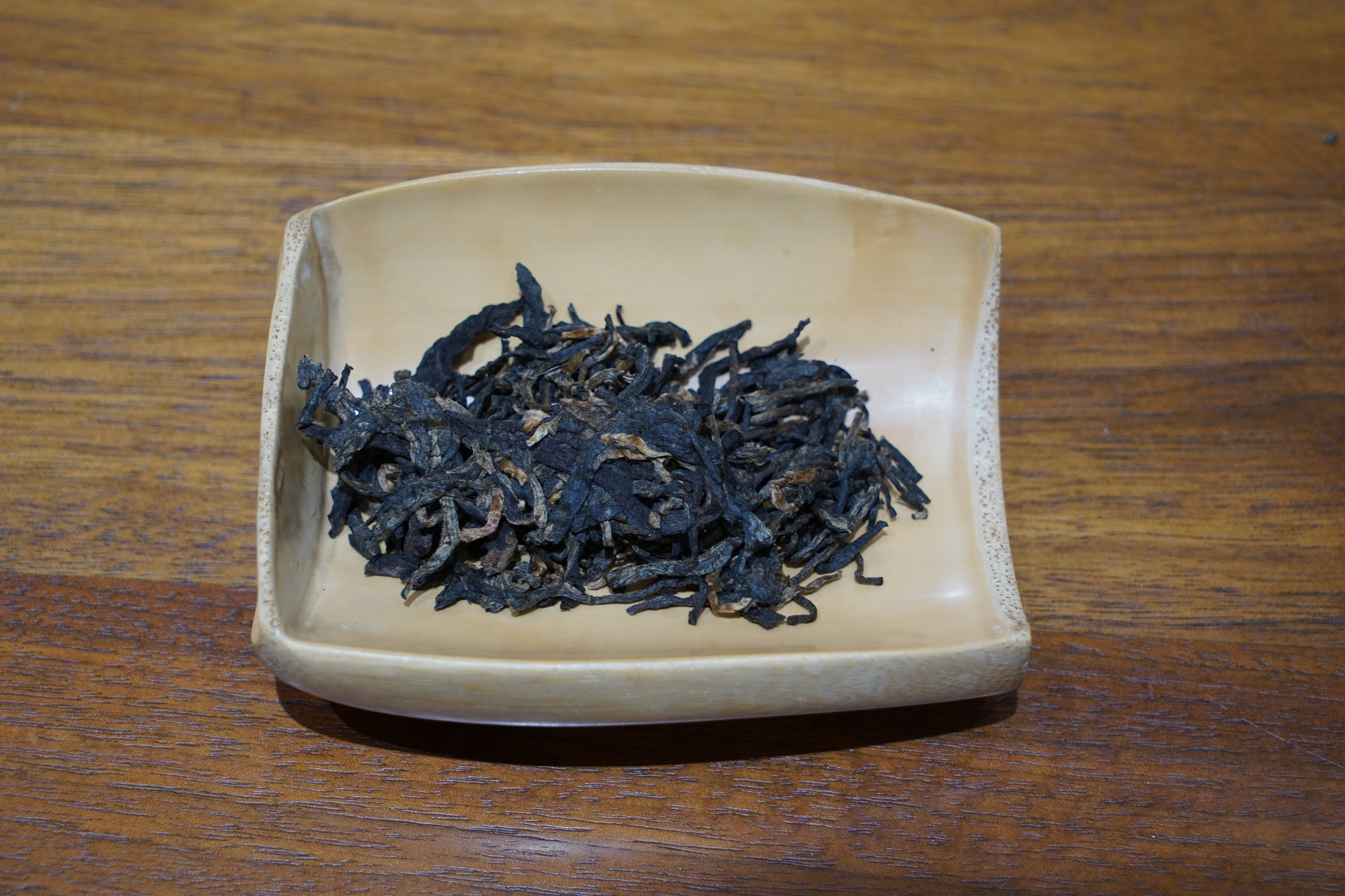 易武古樹紅茶細節，條索肥壯油潤，保證全天然無化學添加與農藥