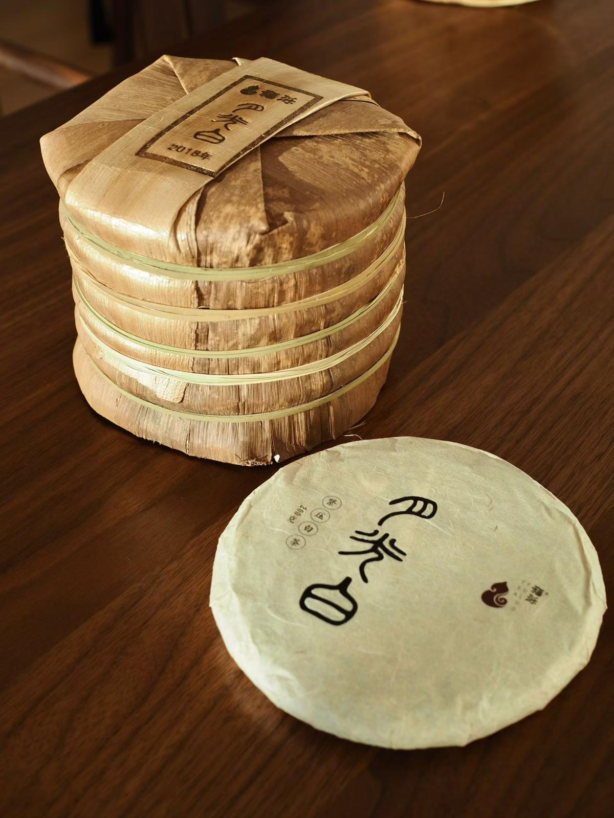 2018 易武古樹月光白茶餅，源自雲南深山，天然無農藥古樹原料