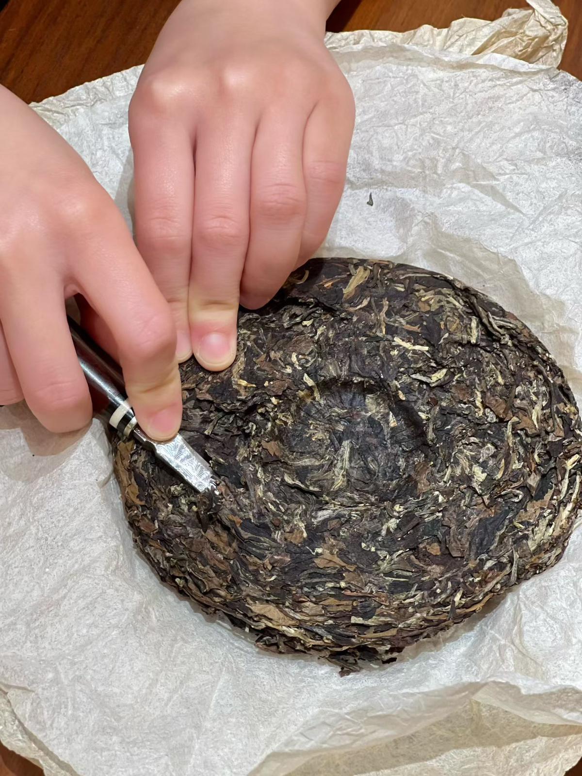 金黃透亮的古樹白茶茶湯，高生物利用率的天然抗氧化補劑，純淨凍齡選擇